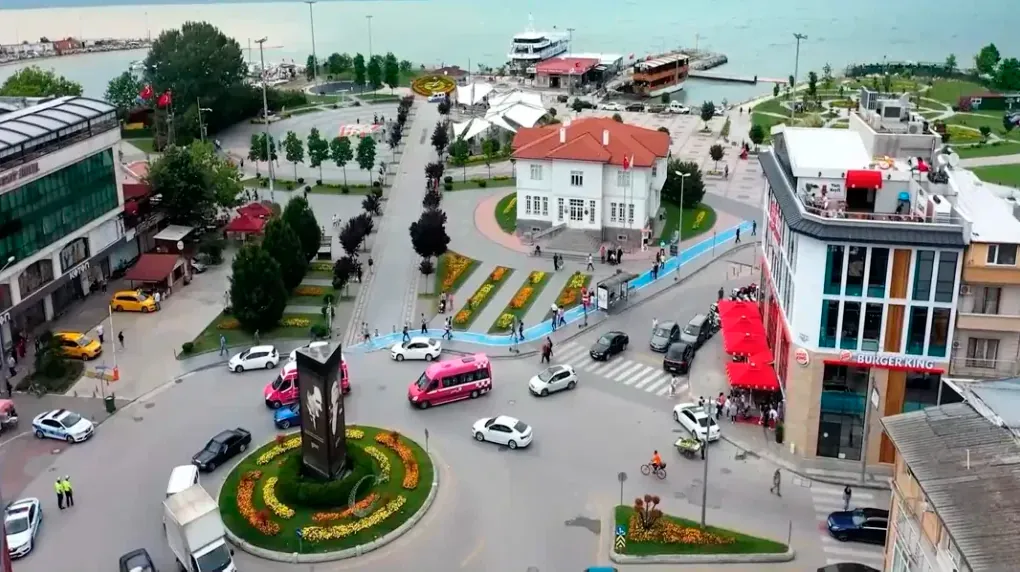Yalova şehir merkezi: sahil, iskele ve meydanın havadan görünümü